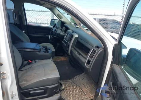 2021 Ram 1500 Classic Tradesman 4X4 6'4 Box z USA, uszkodzony, nr VIN 1C6RR7FG9MS556741